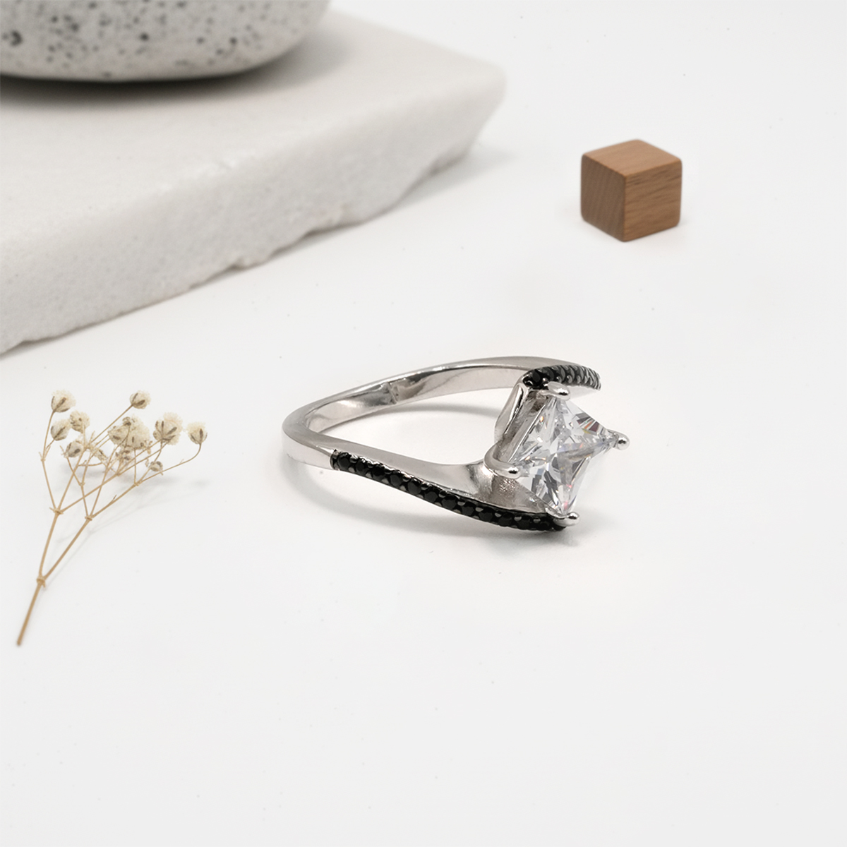 PREMIUM 925 SILVER SQUARE SOLITARE WITH BLACK STONE - SIZE 16