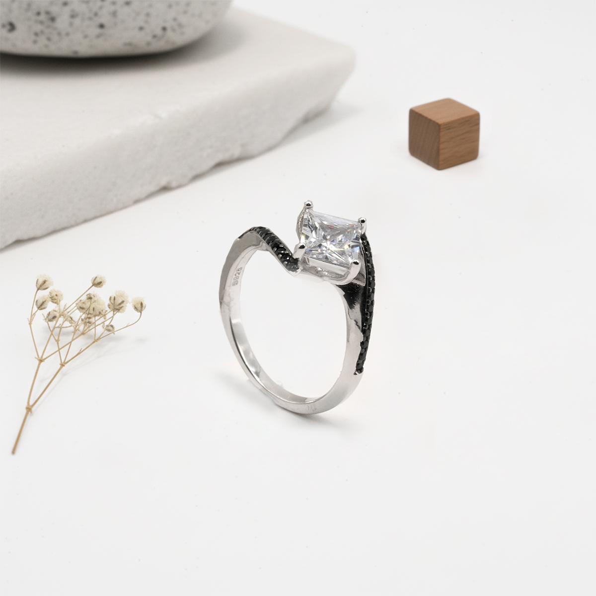 PREMIUM 925 SILVER SQUARE SOLITARE WITH BLACK STONE - SIZE 16 - Image 2