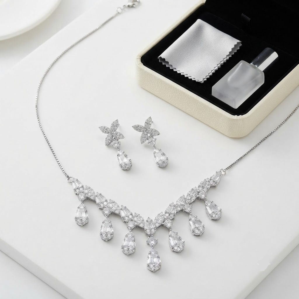THE VELVET DEWDROP SILVER NECKLESS